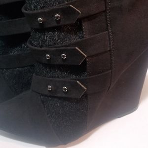 Black wedge boot